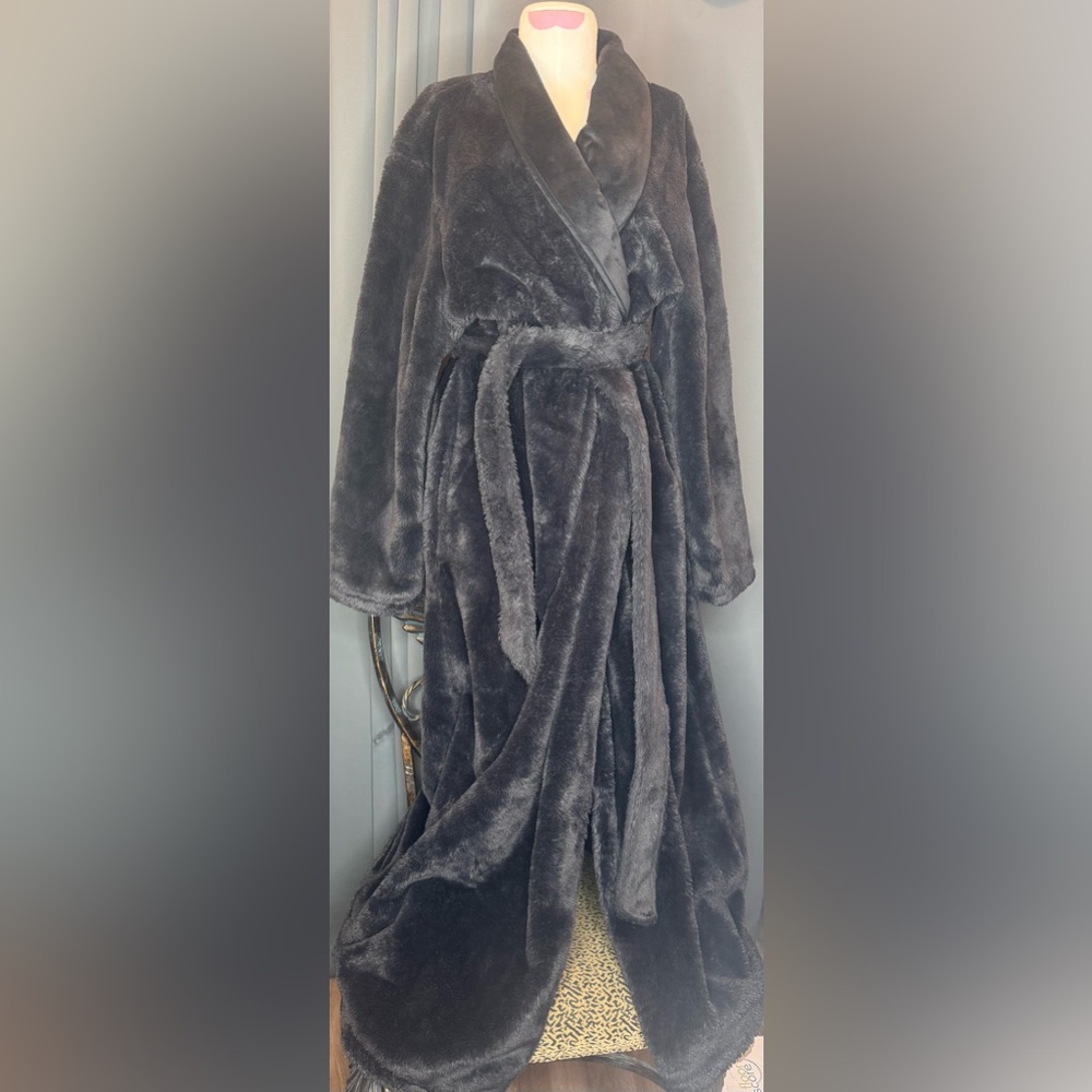 Nordstrom Recycled Faux Fur Robe
(Size 1X)